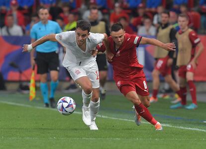 Eric García trata de frenar al checo Pesek durante el República Checa-España (2-2) de la Liga de Naciones disputado el domingo en el estadio Sinobo de Praga.