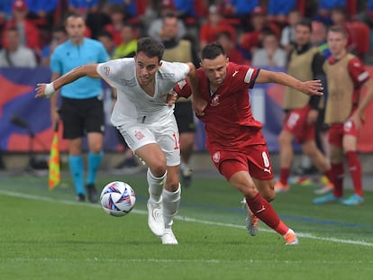 Eric García trata de frenar al checo Pesek durante el República Checa-España (2-2) de la Liga de Naciones disputado el domingo en el estadio Sinobo de Praga.