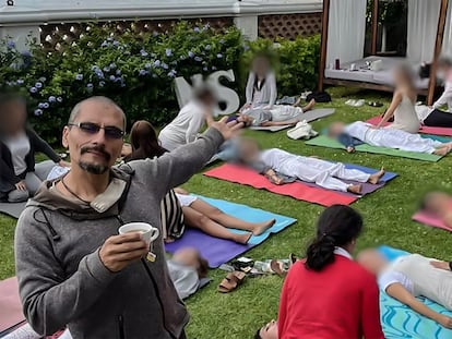 El instructor León Ferrara, la otra identidad del fugitivo Jorge Rueda Landeros, durante una clase de yoga.