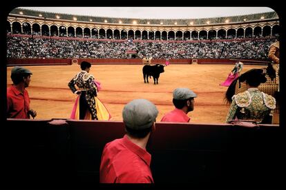 Los monosabios con su atuendo de camisa roja y gorra, momentos antes del tercio de varas.