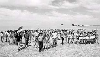 Imagen de una ocupación realizada por jornaleros del SOC en la finca <i>Navacerrada</i>, en Martín de la Jara (Sevilla), en septiembre de 1983.