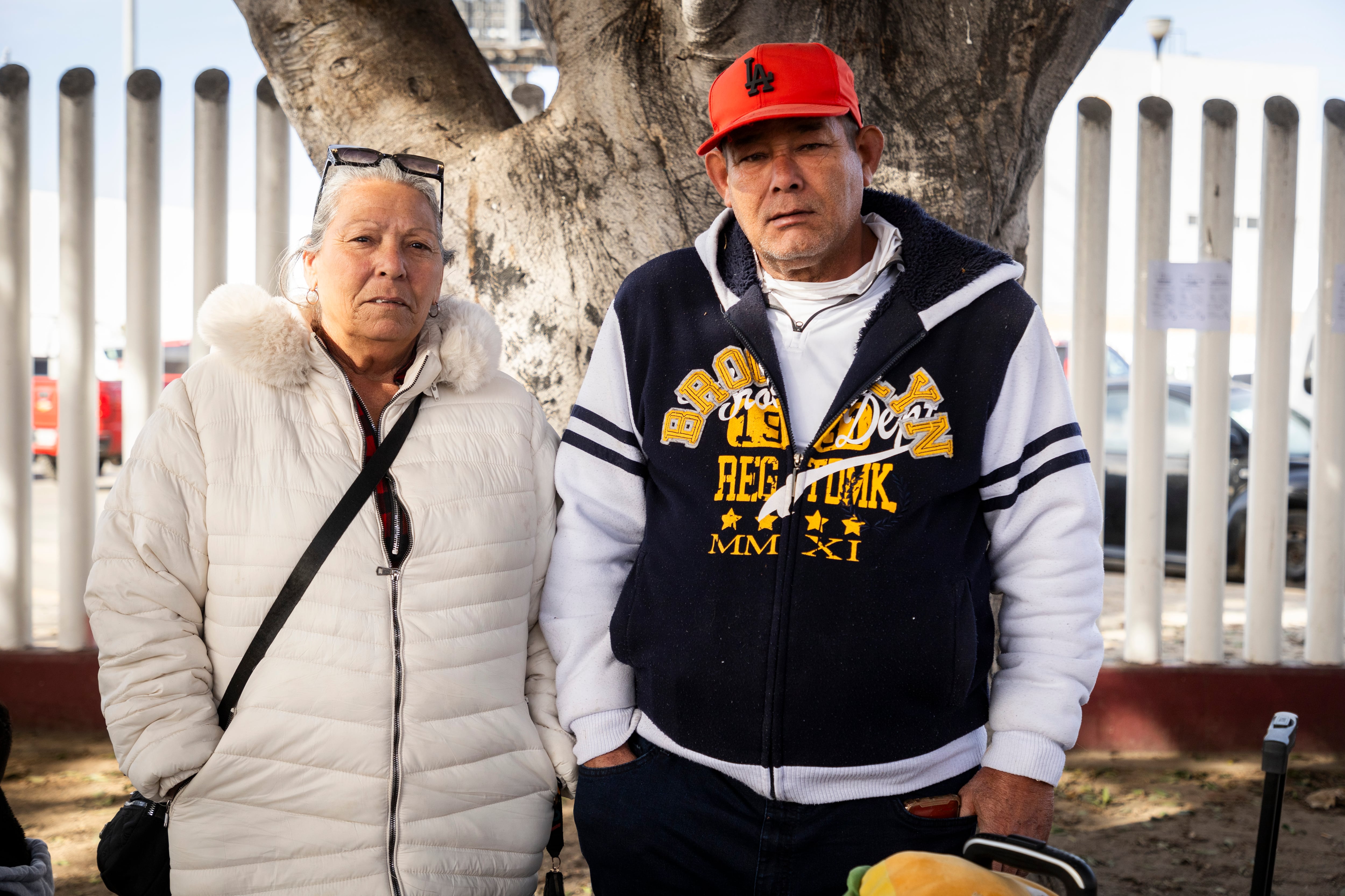 Caridad Hernández y Jorge Ramos, en la garita de El Chaparral, en Tijuana, Baja California.