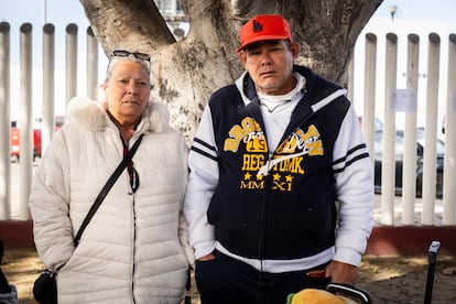 Caridad Hernndez y Jorge Ramos, en la garita de El Chaparral, en Tijuana, Baja California.