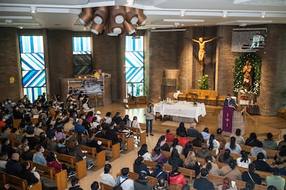 
Paco Blanco, párroco de la iglesia Nuestro Sagrado Corazón, se dirige a los inmigrantes durante el sorteo.

