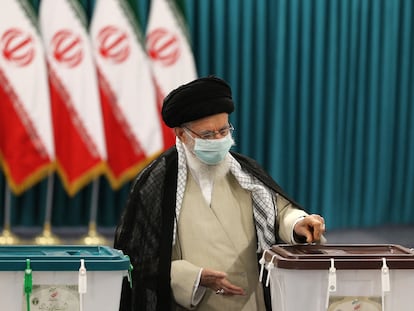El ayatolá Ali Jameneí vota este viernes.