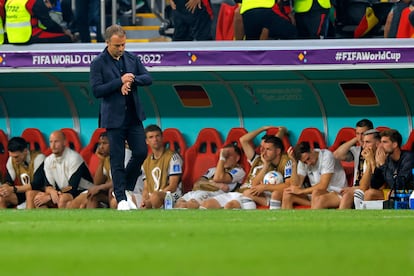 Mundial Qatar 2022: Flick mira el reloj en el banquillo durante el partido entre Alemania y Costa Rica