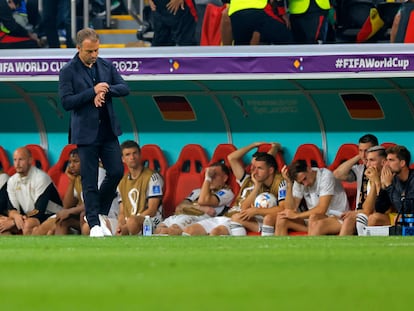 Flick mira el reloj en el banquillo durante el partido entre Alemania y Costa Rica este jueves.