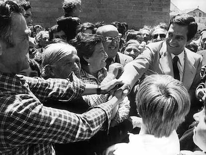 El ex presidente del Gobierno Adolfo Suárez visita su pueblo natal, Cebreros (Ávila), en 1977.