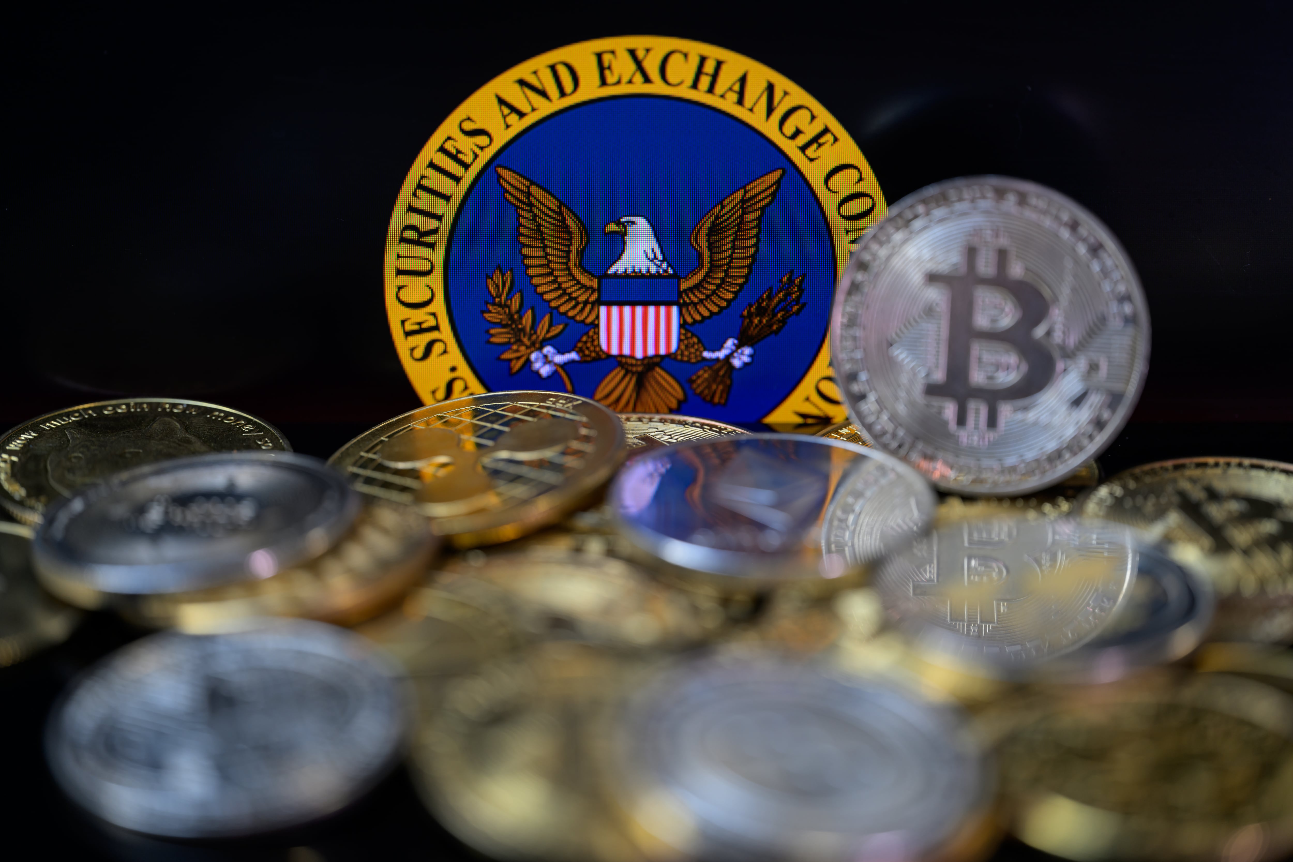 Representación del bitcoin y sello de la SEC.