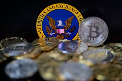 Una representación de bitcoin con el símbolo de la Comisión de Bolsa y Valores (SEC).