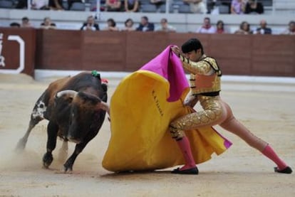 El Juli, en un lance al segundo de la tarde.