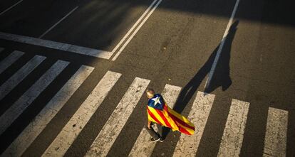 Un hombre en una calle de Barcelona con una estelada.
