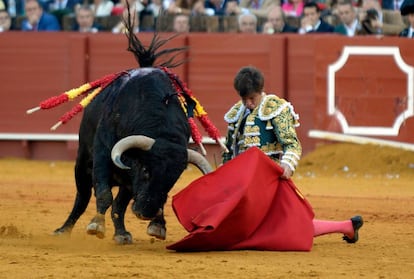 Julián López, El Juli, en el inicio de su faena al ejemplar