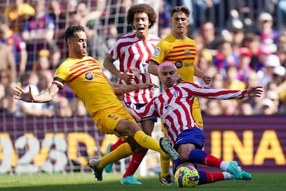 Sergio Busquets y Antoine Griezmann, durante el partido. 