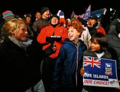 Varios niños durante la jornada del referéndum para continuar bajo soberanía británica.