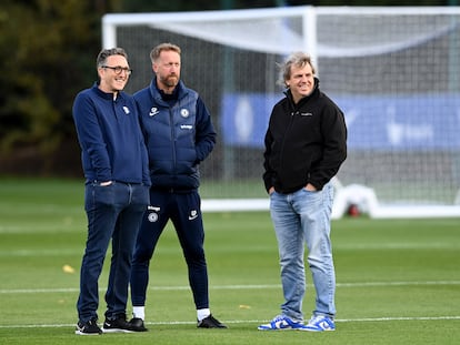 El presidente del Chelsea, Todd Boehly, junto a Jonathan Goldstein, director y copropietario, y Graham Potter, el entrenador, durante una sesión de entrenamiento en octubre.