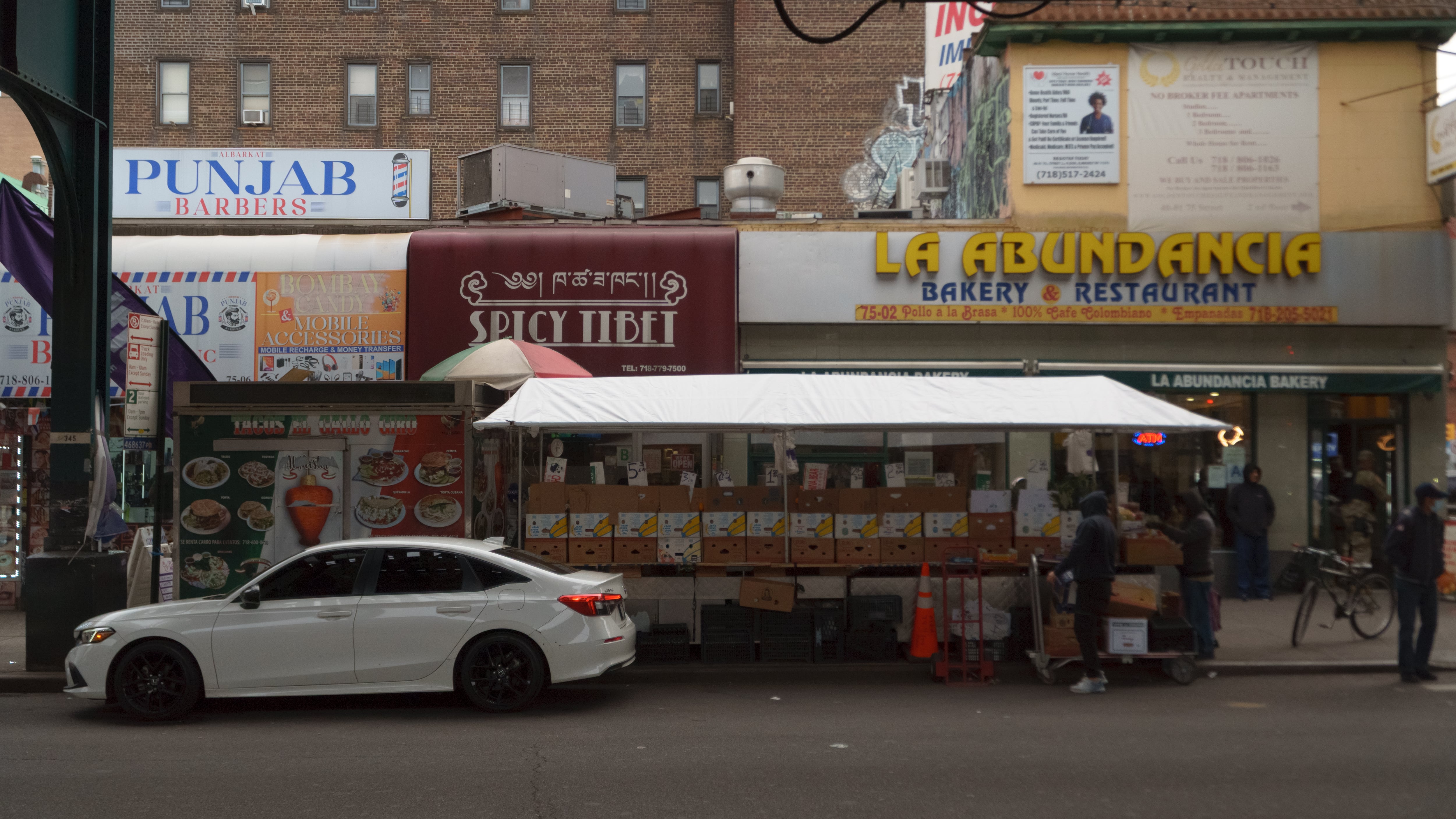 Locales en la calle de Broadway en Jackson Heights.