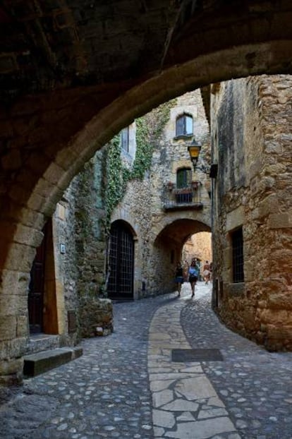 Uno de los arcos de la calle Mayor, en el centro histórico medieval de Pals, en Girona.