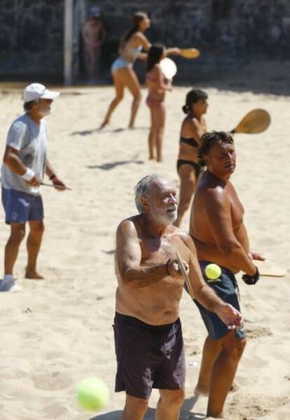 Palistas en la playa del Sardinero.