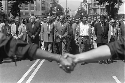 Manifestación en Bilbao por la liberación del concejal del PP en Ermua, Miguel Ángel Blanco Garrido, secuestrado por ETA. Desde la derecha, Álvarez Cascos, Pablo Mosquera (Unidad Alavesa), Carlos Garaikoetxea (Eusko Alkartasuna), José Antonio Ardanza (lehendakari vasco), Xabier Arzalluz (PNV) y Javier Madrazo (Izquierda Unida), en julio de 1998.