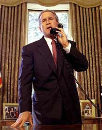 George W. Bush habla desde la Casa Blanca con el alcalde de Nueva York, Rudolph Giuliani.