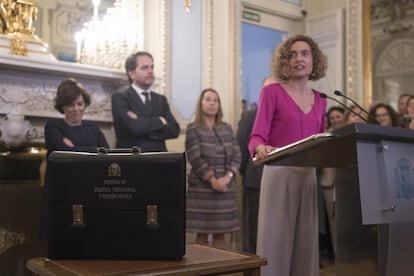 La ministra de Administraciones Territoriales Meritxell Batet, y su antecesora en el cargo la exvicepresidenta del gobierno Soraya Sáez de Santamaría, en la ceremonia de traspaso de carteras en el Ministerio de Sanidad en Madrid.-