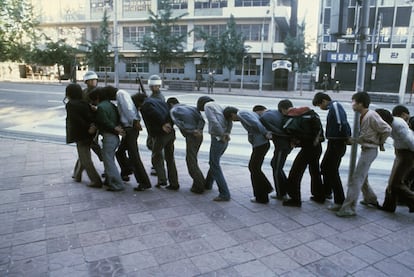 Estudiantes arrestados durante el levantamiento de la ciudad de Gwangju, en 1980.