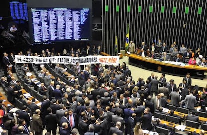 Faixa de protesto contra o projeto no plen&aacute;rio.