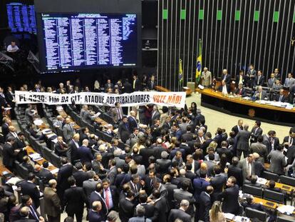 Faixa de protesto contra o projeto no plen&aacute;rio.