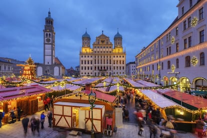 Caprichos. Viena es una de las ciudades más visitadas en fin de año. A su monumentalidad suma los encantadores mercadillos de la famosa Rathausplatz. Allí se concentran locales y turistas para despedir el año y disfrutar a medianoche de los fuegos artificiales al ritmo del vals El Danubio azul, que la gente baila en plena calle. Si está dispuesto a darse un capricho, alójese en el Arte Hotel Wien Stad­thalle, desde 554 euros noche en Hoteles.com.