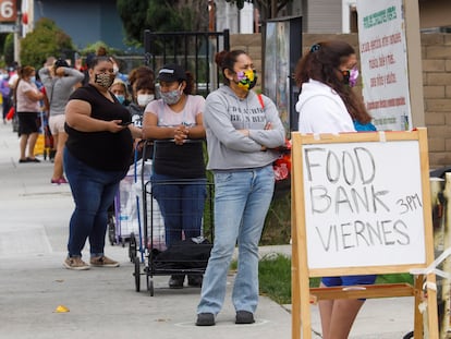 Colas para recibir comida en Santa Ana (California).