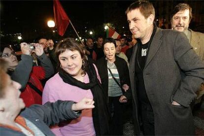 Otegi y Jone Gorizelaia (en el centro), ambos de Batasuna, celebran los resultados de EHAK junto a Aranburu.