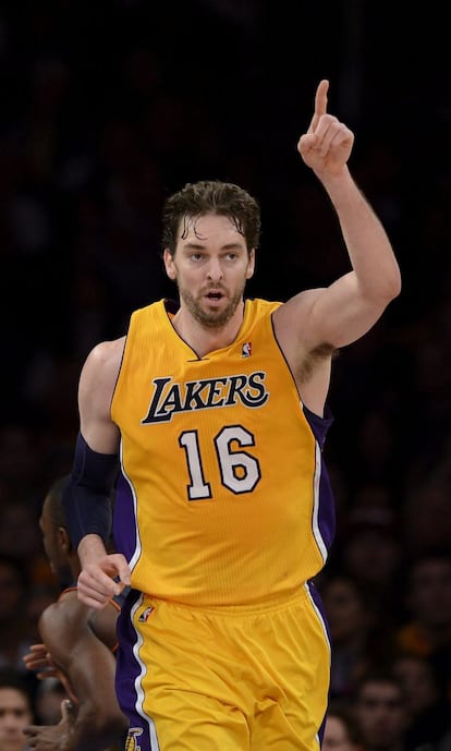 Pau Gasol celebra una canasta ante los Bobcats de Charlotte.