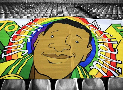 Una enorme pancarta con una ilustración del futbolista Justin Fashanu y un arco iris se desplegó durante un partido entre el Norwich City y el Nottingham Forest el pasado diciembre en Norwich, Inglaterra.