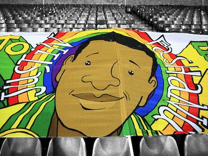 Una enorme pancarta con una ilustración del futbolista Justin Fashanu y un arco iris se desplegó durante un partido entre el Norwich City y el Nottingham Forest el pasado diciembre en Norwich, Inglaterra.