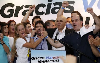 Lilian Tintori, a la izquierda, celebra junto a otros miembros de la MUD la victoria.