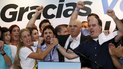 Lilian Tintori, a la izquierda, celebra junto a otros miembros de la MUD la victoria.