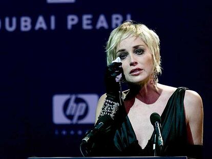 Sharon Stone muestra su emoción en uno de los actos de Cine Contra el Sida, en Dubai.