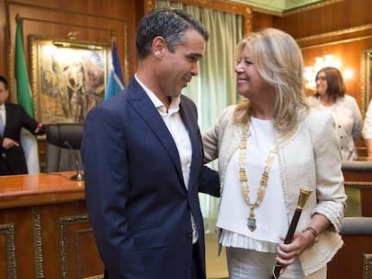 La alcaldesa de Marbella, Ángeles Muñoz (PP), junto al regidor saliente, José Bernal (PSOE).