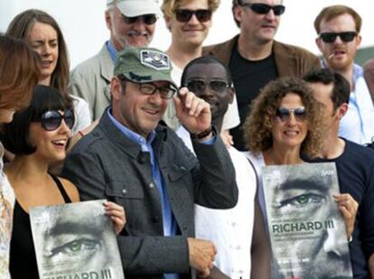 El actor Kevin Spacey (en el centro) con el equipo de <i>Ricardo III</i>.