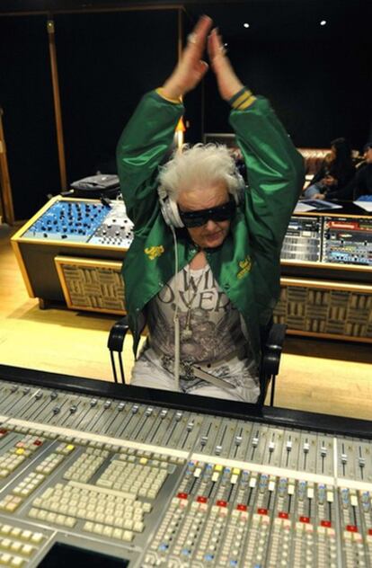 La DJ británica Ruth Flowers, de 69 años, en un estudio de grabación en París el 3 de marzo de 2010