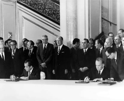 La idea del acuerdo entre EE UU y la Unión Soviética se había iniciado tres años antes con un acuerdo firmado por el presidente estadounidense Richard Nixon y el premier soviético Alekséi Kosygin. 