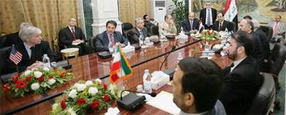 Crocker y Kazemi, frente a frente, mientras Al Maliki preside la mesa.