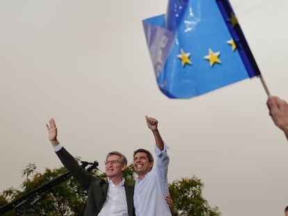El líder del PP, Alberto Núñez Feijóo, y el presidente de la Generalitat Valenciana y presidente del PPCV, Carlos Mazón, en el cierre de la campaña electoral, este viernes en Valencia.