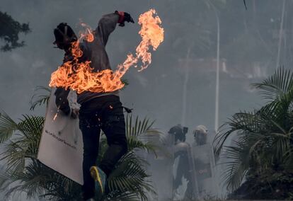 Un activista de la oposición se enfrenta a los antidisturbios durante una manifestación contra el Gobierno del presidente Nicolás Maduro, en Caracas (Venezuela).