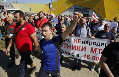 Trabajadores de una fábrica de tractores en Minsk se suman a las huelgas contra el Gobierno de Lukashenko, este lunes.