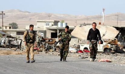 Soldados das forças curdas iraquianas (peshmerga) patrulham um bairro de Musul, norte do Iraque, na quarta-feira.