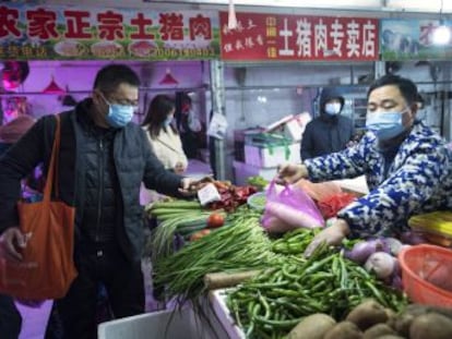 La ciudad china, de once millones de habitantes, permanece cerrada y muchos familiares de enfermos no consiguen contactar con ellos