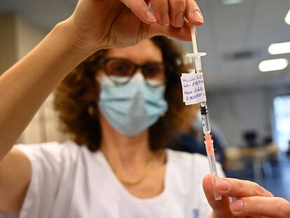 A nurse shows a syringe containing a dose of Pfizer-BioNtech coronavirus disease (Covid-19) vaccine in an Ehpad (care homes for elderly people) in Rennes, western France, on January 5, 2021. - France promised on January 5 to speed up Covid vaccinations, but failed to silence critics who accused the government of 