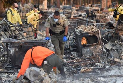 Un equipo de rescate busca víctimas entre los escombros de una propiedad en Santa Rosa, California, el 12 de octubre. Hay más de 20 incendios en ocho condados, auque podrían aumentar por las complicadas condiciones meteorológicas.